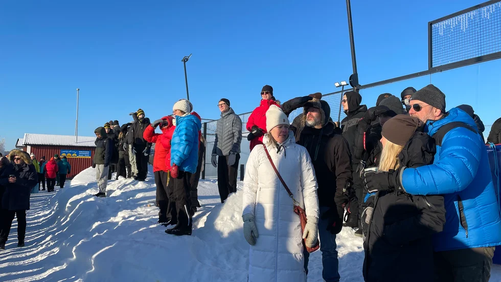 Publiken är på plats i kylan för att heja på simmarna.