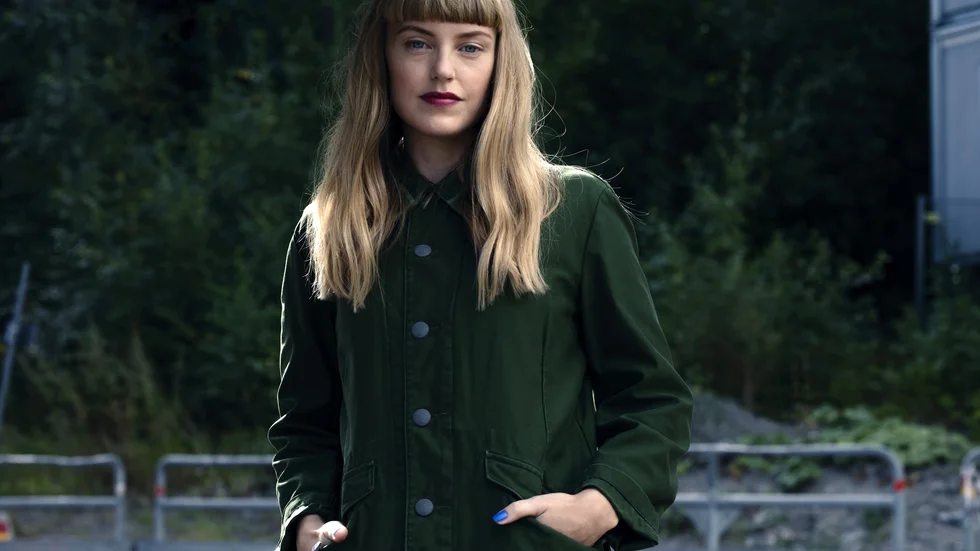 Isabelle Bervenius (född 1990) debuterade 2021 med boken "Ecstasy". Hon är uppvuxen i Uppsala men bor numera i Stockholm. "Månsjuk" är hennes andra roman.