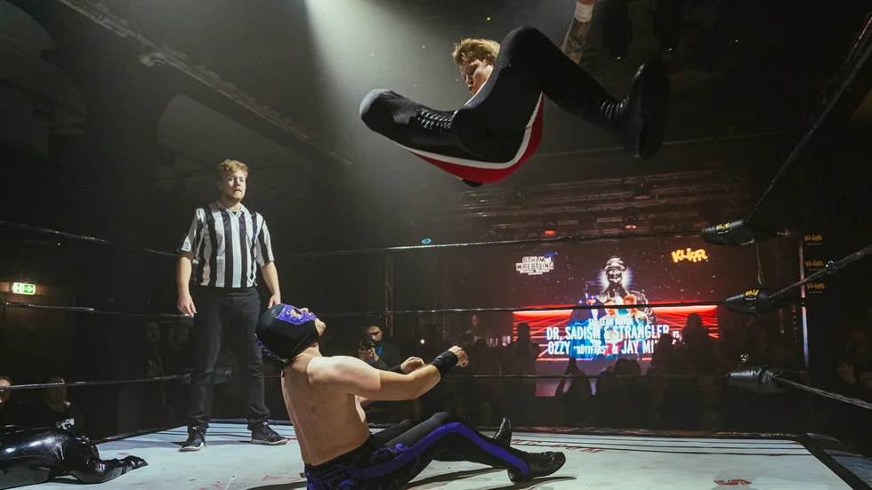 Teo Oliv i sina domarkläder på showen "Finnvasion" i Stockholm för några veckor sedan. Här syns Ozzy Miller göra en flygande MeatCleaver på The Strangler!
