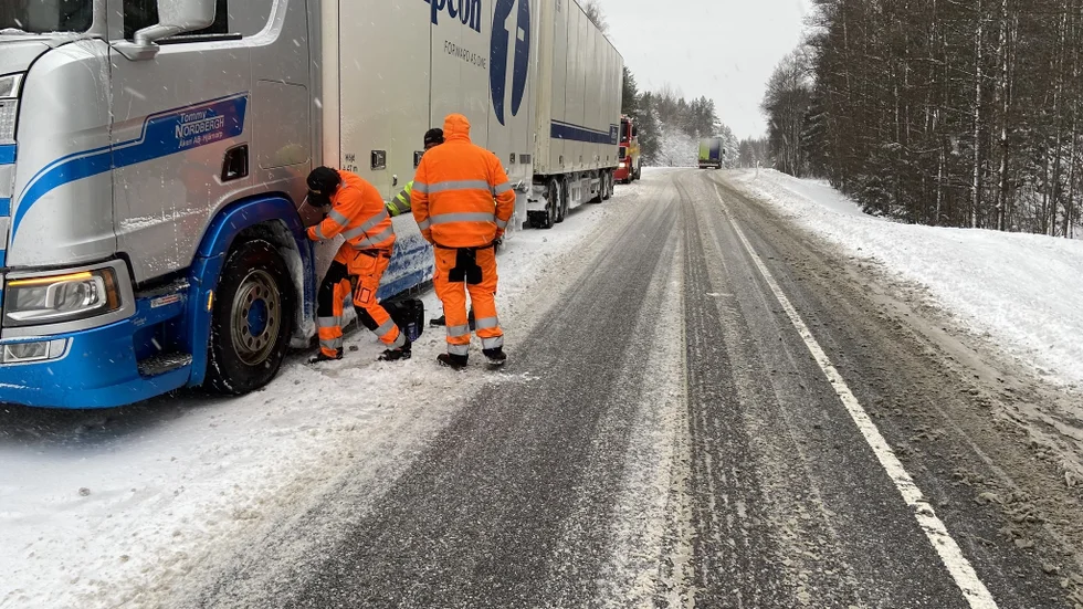 Lastbilar blev stående på riksväg 50 hela natten och flera fick sova i fordonen. 