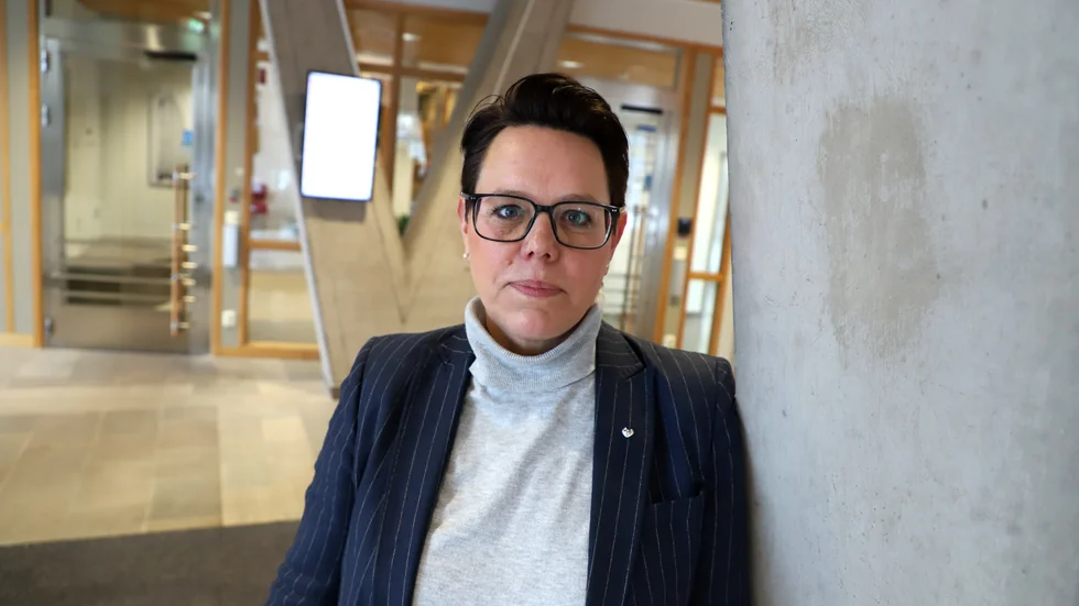 Marie Morell (M) är regionstyrelsens ordförande i Östergötland. De medarbetare som kommer att bli uppsagda ska få besked "före sommaren"; det är planen skriver Morell tillsammans med Per Larsson (KD) och Andreas Westöö (L) i Folkbladet idag. 