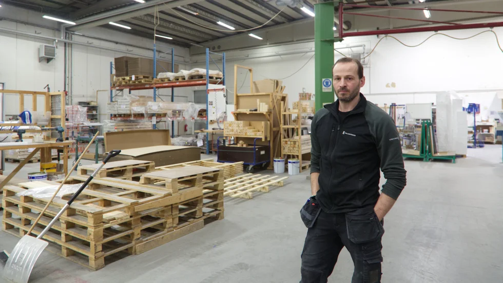 Christian Neuendorf, produktionsledare på Polardörren, berättar att personalen inte fått lön sedan före jul. Nu återstår endast för personalen att försöka driva företaget i konkurs med hjälp av facket. ”Frustrationen är enorm.” 