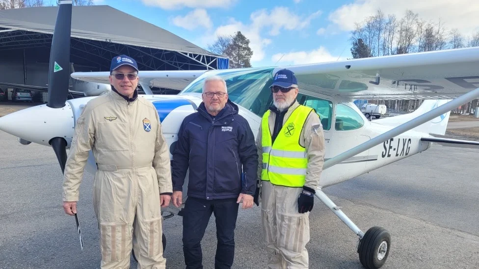 På måndagen fick Missing people hjälp i sökandet efter Elliott. Det var första gången i Västerbotten som den Frivilliga flygkåren ryckte ut på en sökinsats av detta slag. Piloten Per Jonasson, Martin Persson, insatsledare på Missing People och Terje Rabben, pilot, sökte efter Elliotts bil.