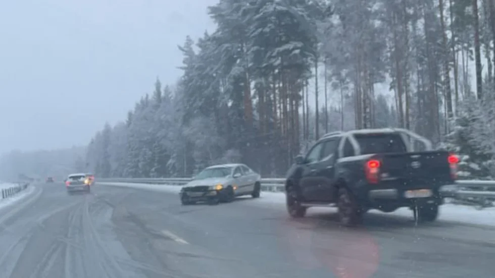 Olyckan inträffade i snöfallet vid kvart i sex på fredagsmorgonen.