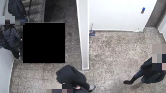 Övervakningsfilm från parkeringshuset där misshandeln ägde rum.