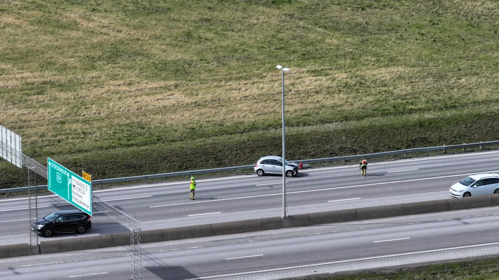 En personbil och en lastbil var inblandade i olyckan.