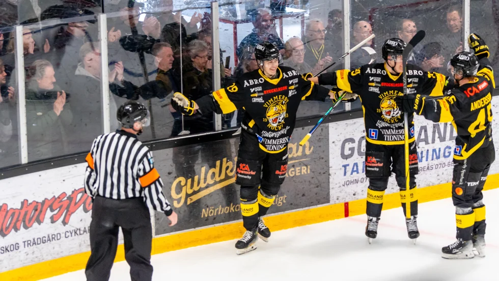 Adam Petersson följer gärna med VH upp i Hockeyallsvenskan. "Det vore otroligt kul", säger forwarden.