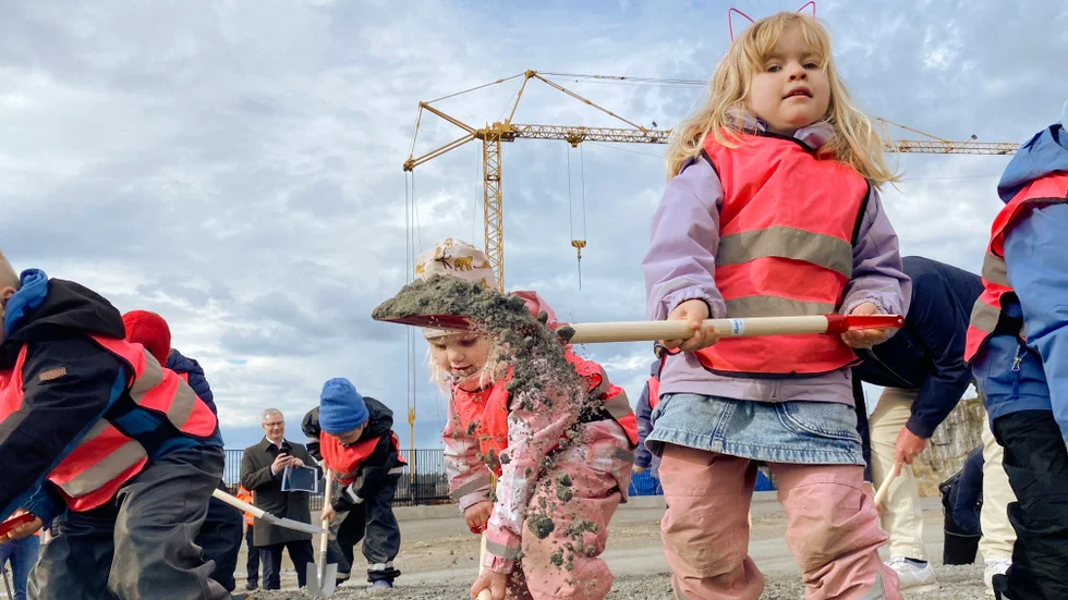 Tyra Karlsson och Junie Nyberg från Jurabackens förskola hjälpte i gång miljardbygget.