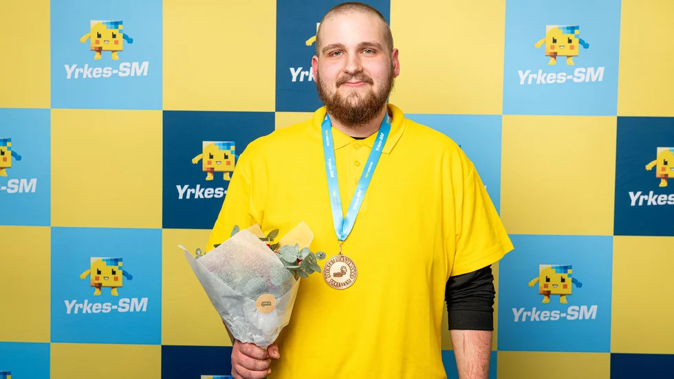 Alex Hiltula kammade hem bronsmedaljen i kategorin personbilsmekaniker under SM i Karlstad. Nu ser han fram emot att fortsätta utvecklas inom sitt yrke. ”Jag ska fortsätta utbilda mig och vara intresserad av att lära mig. Jag är långt ifrån färdig.”, säger han.