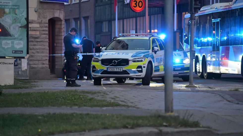 Flera poliser är på plats. Platsen är avspärrad.