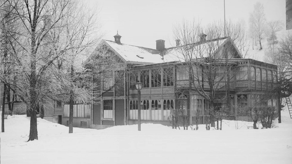 Badhuset vid Slottskällan, Fjärdingen, Uppsala 1901–1902.  Här drevs en vattenkuranstalt, som serverade olika slags karbad.  Ur Ola Ehn & Gunnar Elfström, "Sekelskiftets Uppsala i Dahlgrens bilder" (Natur och Kultur,  1977).