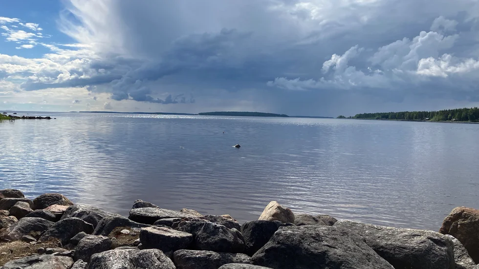 Fjärden är blank.
