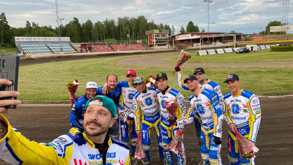 Piraternas speedwaylag jublade efter segern hemma mot Rospiggarna senast. Nu väntar guldfavoriten Västervik på tisdag och då får Piraterna köra utan två av sina bästa förare.