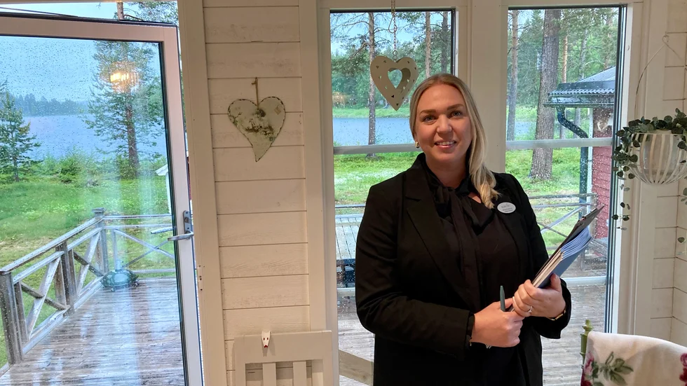 Mäklare Kaisa Svanljung på Bjurfors sålde stugan som hon står i på bilden i somras.