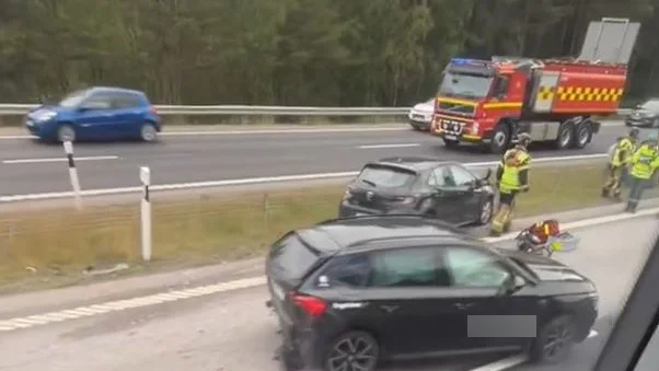 Så här såg det ut på olycksplatsen på E4 norr om Norrköping på fredagseftermiddagen.