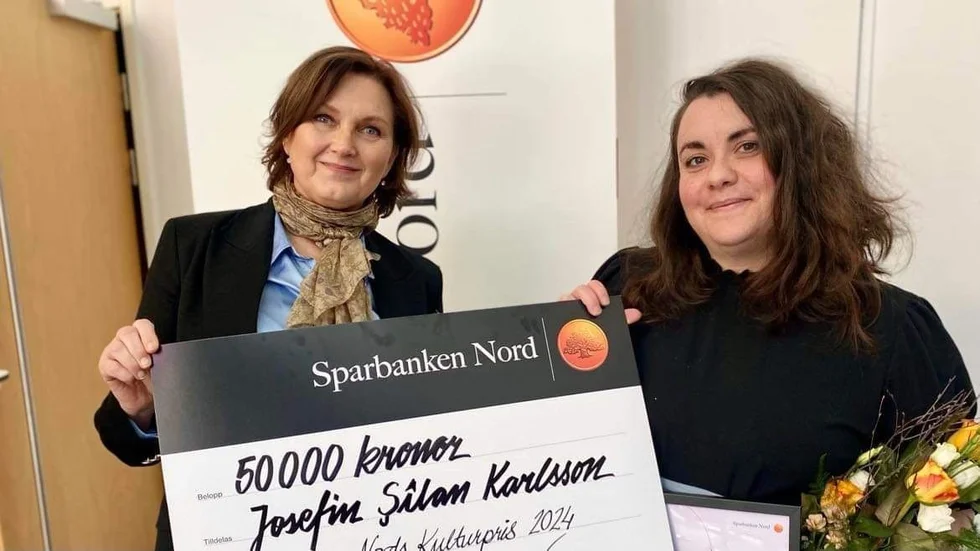 Josefin Șîlan Karlsson, till höger, får Kulturpriset 2024. Här med bankens vd Anneli Sjömark.