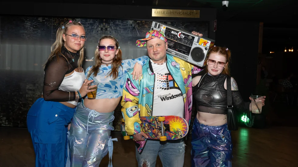 Moa Vulkan, Sanna Pieskä, Anton Johansson och Matilda Persson kom tidsenligt klädda till lördagens 90-talsfest.