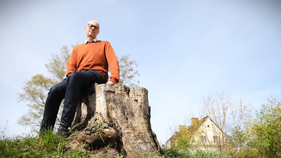 Bara några meter från huset är stubben kvar från det träd som var nära på att bli slutet för Markus Strand. Efter olyckan tänkte han att han skulle jobba mindre, men det blev inte riktigt så.