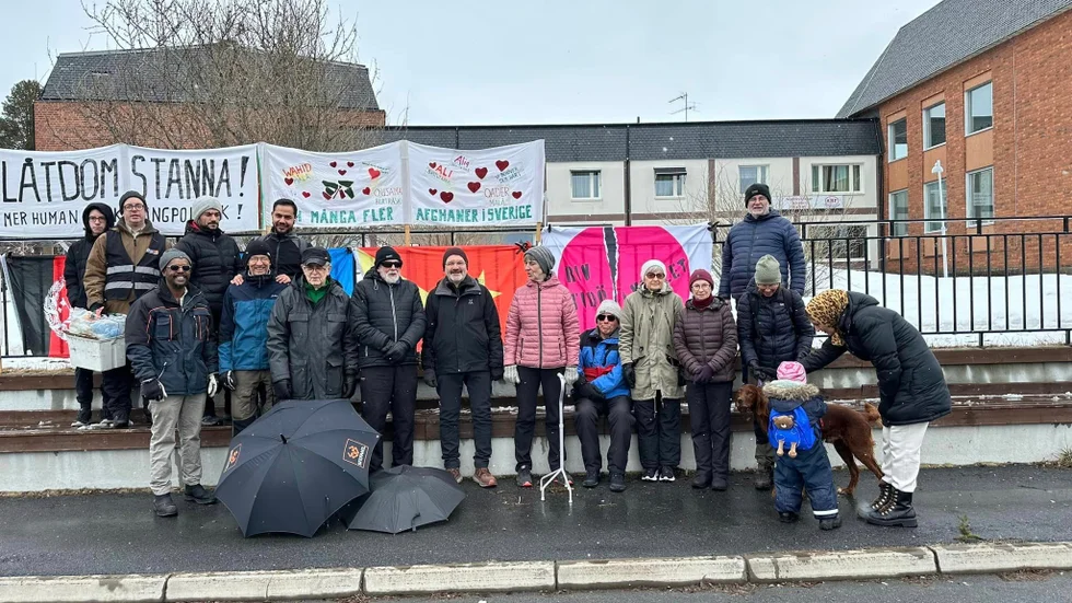Manifestationen på torget i Malå brukar samla mellan 15 och 20 personer. Så här såg det ut den 27 april. ”Även om några är borta är det alltid några som ska dit. Det känns jättetryggt”, säger Håkan Stråge.