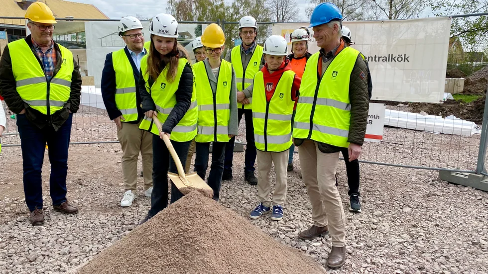 Mira Jönsson, Manda Martinsson och Charles Wallstål Falk fick hänga på politiker och tjänstemän när första spadtaget för nya centralköket togs.