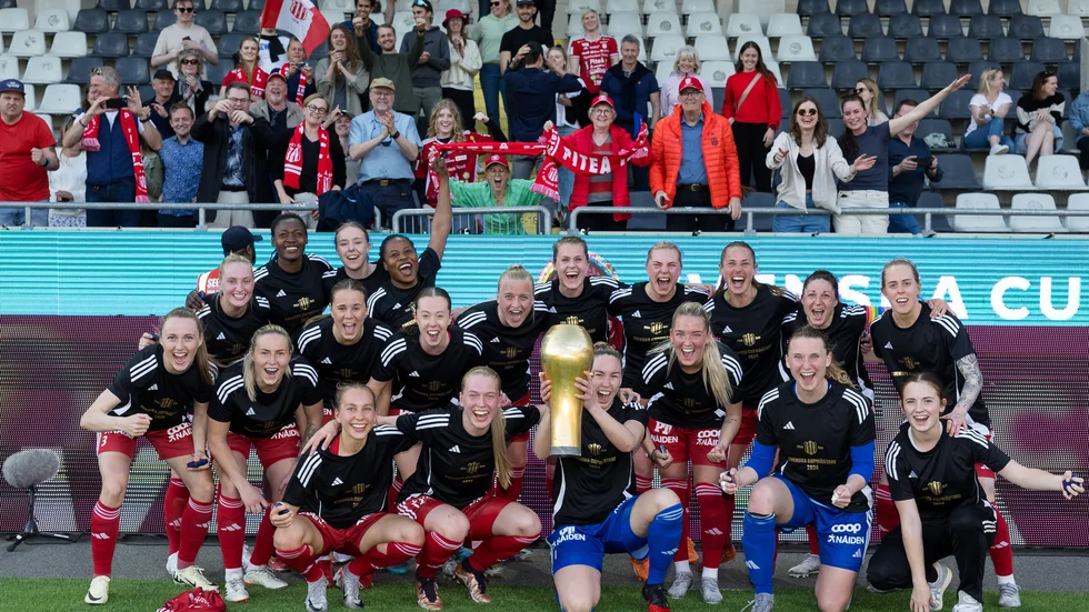 Piteås spelare jublar med pokalen efter finalen i Svenska Cupen mellan Häcken och Piteå IF.