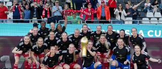 TV: Galna firandet i PIF:s omklädningsrum – pokalen åker i golvet