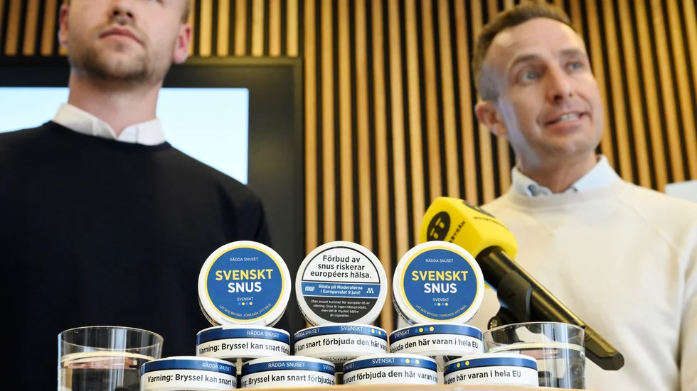 Moderaternas toppkandidat i EU-valet Tomas Tobé (th) och Muf:s förbundsordförande Douglas Thor på en pressträff om vitt snus.