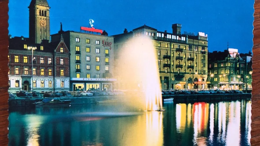 Norrköping by night för cirka 60 år sedan. Bilar fick parkera mot kajkanten längs Hamngatan och att privatbåtar ligger förtöjda längs kajen i Strömmen.