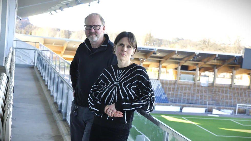 Slarv, bristande rutiner och otydlighet ligger bakom fakturakaoset, konstaterar Anna Selqvist på det kommunala arenabolaget. Bakom henne syns arenachefen Stefan Wittberg.