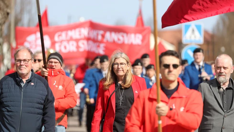 Socialdemokraternas ordförande i Motala Johan Andersson gick långt fram i första majtåget i Motala tillsammans med LO:s förste vice ordförande Therese Guovelin och IF Metalls Jerry Isaksson. Allra längst fram gick fanbäraren och oppositionsrådet Elias Georges (S) iklädd solglasögonen han köpte för sin första lön för 30 år sedan. 