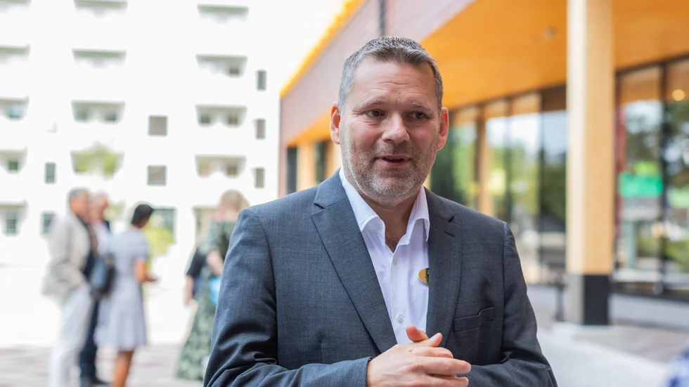 Westerlundska gymnasiet invigdes och Daniel Hellström, rektor, tog emot besökarna för rundvandring.