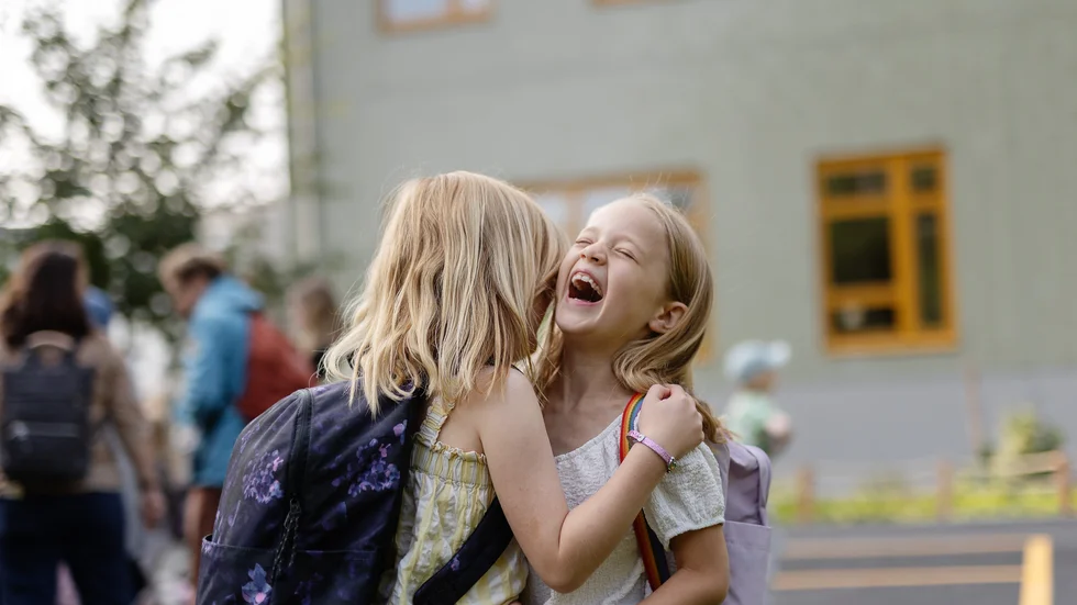 Sexåringarna Kerstin Linde och Alma Åslund Ek bor i Vreta, och blir skjutsade till Rosendal för att gå på nya skolan. 