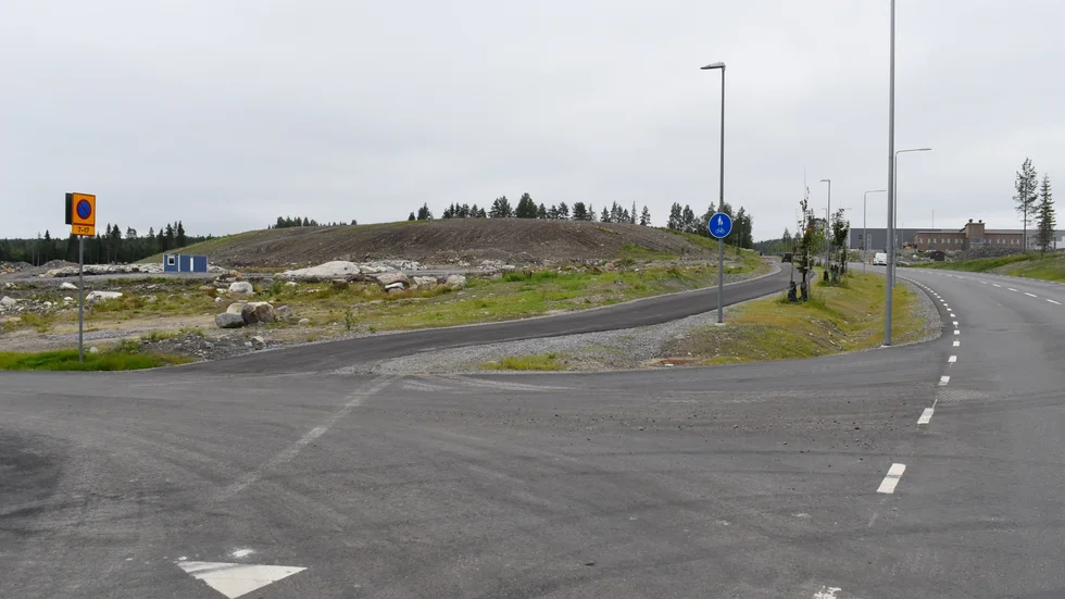 Drönarflygplatsen ska byggas på den kulle som syns i bakgrunden. Den täcker en gammal soptipp.  
