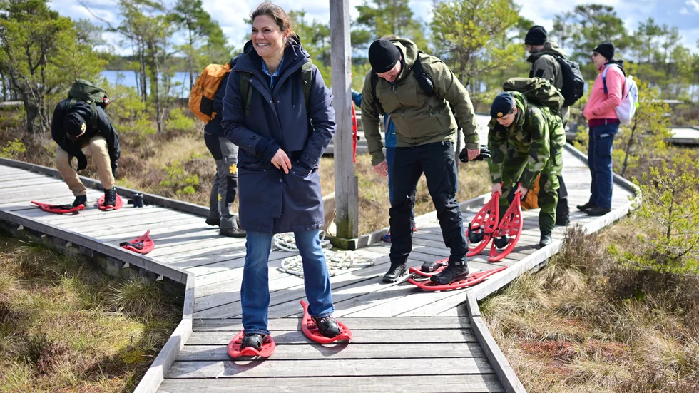Kronprinsessan Victoria på väg ut i Store Mosse nationalpark i Jönköpings län.