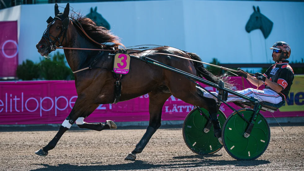Kusken Claes Sjöström kammade hem vinsten i onsdags. Här är han på Elitloppet 2021.