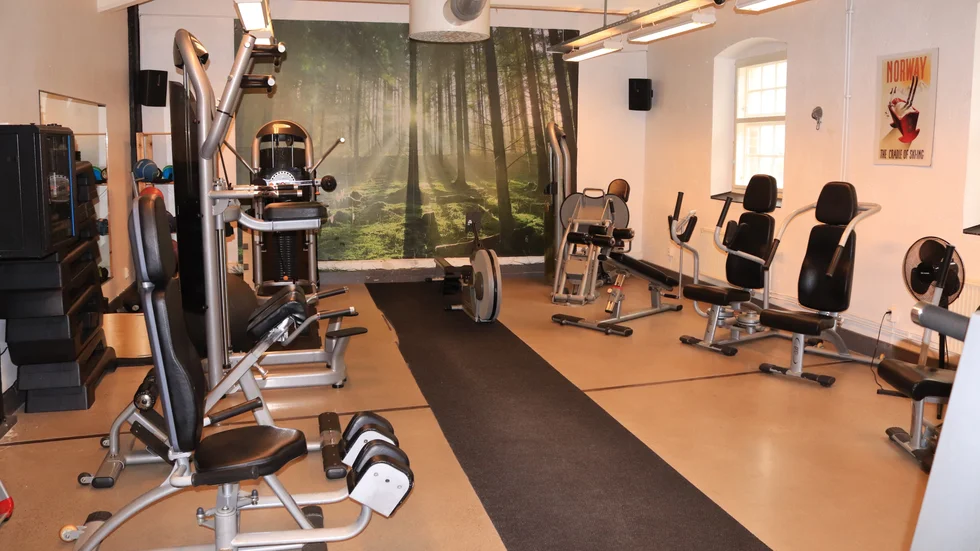En bild från en träningslokal. En plats för utveckling med diverse maskiner och hjälpmedel att förbättra styrka och kondition. En samlingsplats, med gemensamma förhållningsregler. Men hur skapar man ännu bättre gemenskap, kan en "träningspub" skapas? undrar krönikören.