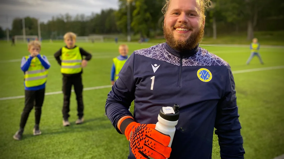 Robin "Bullen" Pettersson står än så länge som enda kontrakterade målvakten i Värmbols FC. Nästa vecka drar serien igång.
