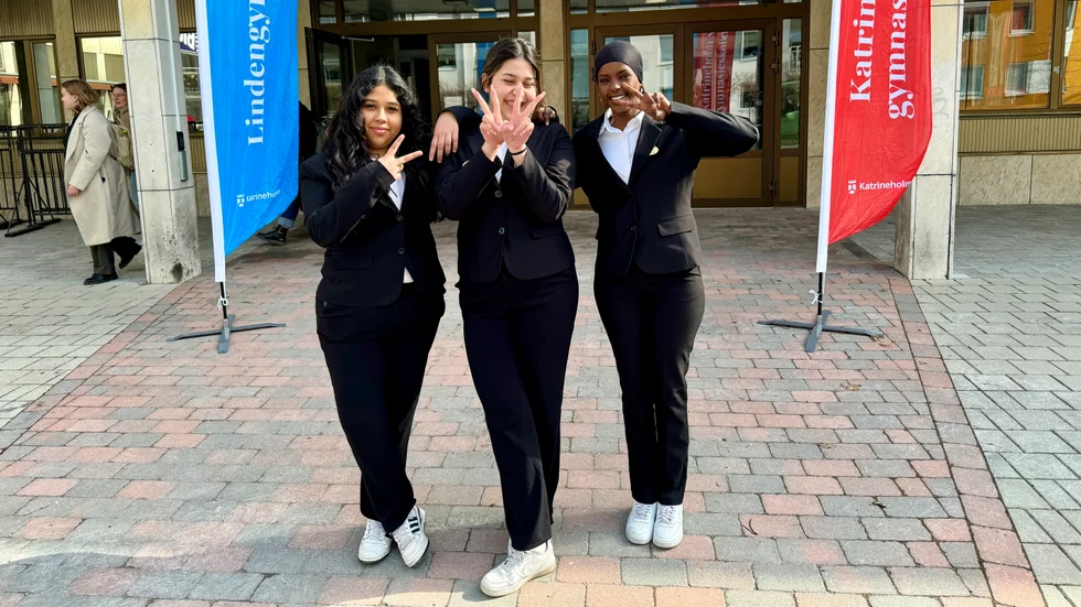 I entrén och på mässan jobbade Eleonora Fuentes, Almedina Jasaraj och Siham Omar från hotell- och turismprogrammet med att välkomna och ta hand om besökarna. "Åttorna har varit jätteintresserade och engagerade i år", berättade Siham.