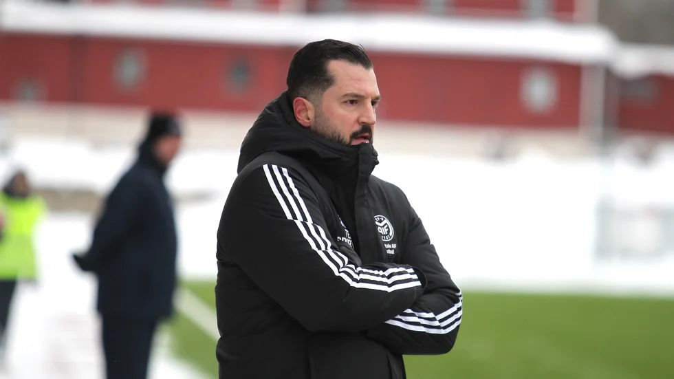 Tränaren Agim Hasani i Motala AIF har en jobbig period nu. Maif blev överkört i premiären i division 2 mot ett enkelt och distinkt spelande Kongahälla. Maif vägde oväntat lätt, tycker Jens Bollius.