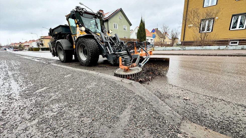 På Söder har sandupptagningen kommit igång på allvar. Men nu riskerar arbetet att försenas.