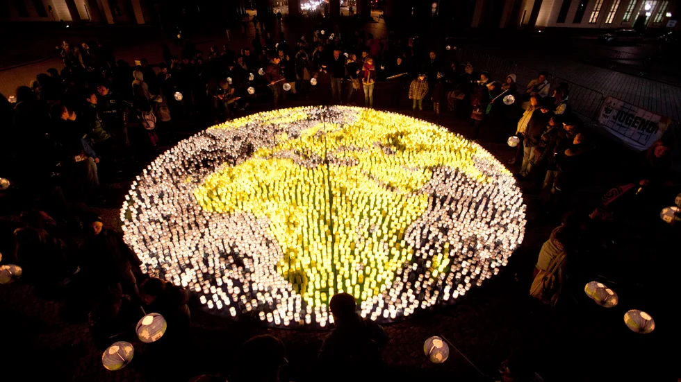 Earth hour är naturligtvis inte en energisparkampanj, utan en symbolhandling för att uppmärksamma en av vår tids största ödesfrågor, skriver Eskilstuna kommuns fastighets- och miljödirektör Kristina Birath.