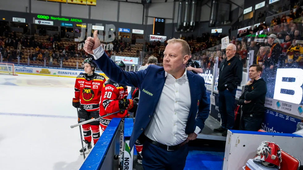 Henrik Stridh medger att hans gestikulerande mot domarna inte var det smartaste han gjort. Inför den fjärde kvartsfinalen är uppmaningen till både spelare och ledare i Luleå Hockey att få bort domarfokuset.