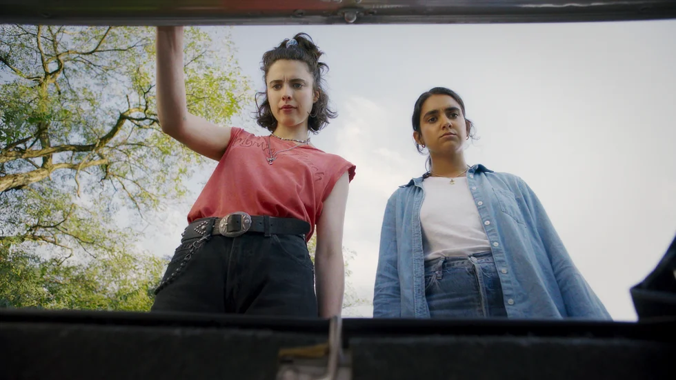 De två vännerna Jamie (Margaret Qualley) och Marian (Geraldine Viswanathan) gör ett oväntat fynd i sin hyrbil i "Drive-away dolls".