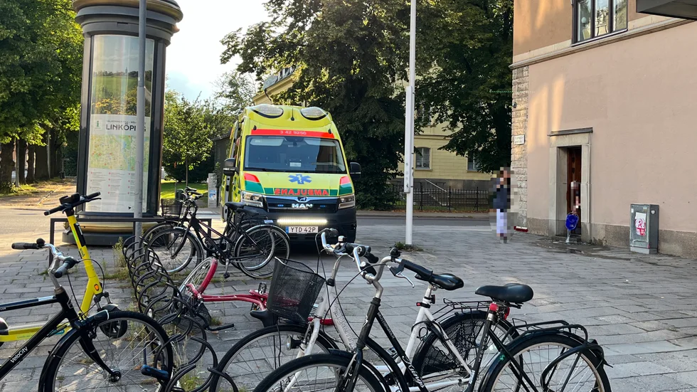 Blod på platsen sköljs bort med vatten.