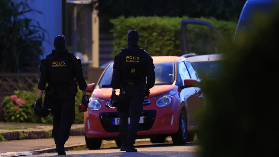 En person har skadats i en detonation i en villa i Malmö, uppger polisen.
