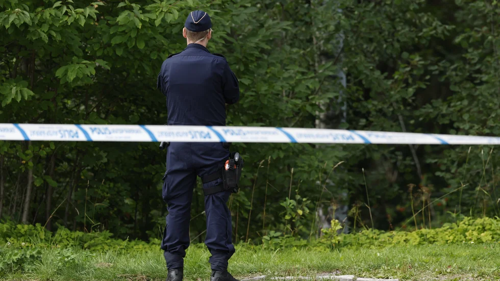 Polis har spärrat av ett stort område i stadsdelen Bårsta i Södertälje efter att en kvinna påträffats utomhus.