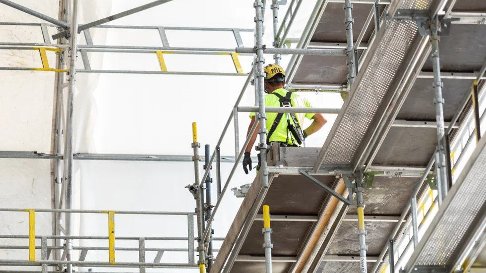 Enköpings nya kommunhus håller på att byggas. Men nu måste Skanska tänka om när det gäller uppvärmningssystemet.