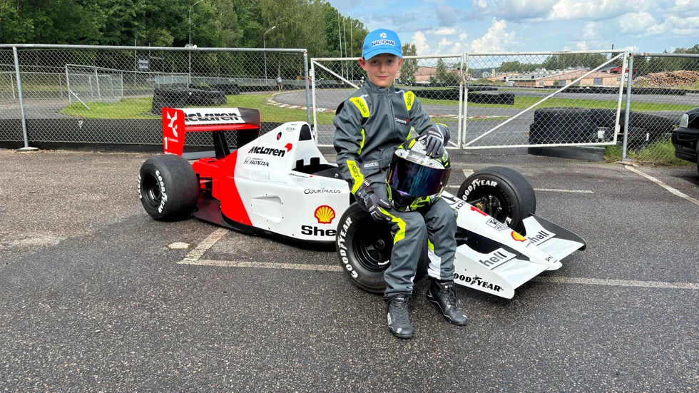 Hugo Nordlöf och hans alldeles egna F1-bil. "Tanken var att göra något som han skulle kunna köra på grusvägar runt huset. Men nu blev det någonting som man kanske inte kör på grusvägar så mycket. Det går liksom inte att köpa en sådan här bil", säger pappa Tim Nordlöf.