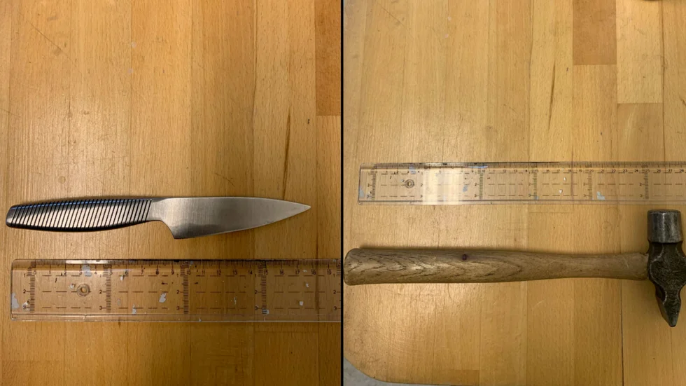 Mannen blev gripen när han hade både en kniv och en hammare på sig.