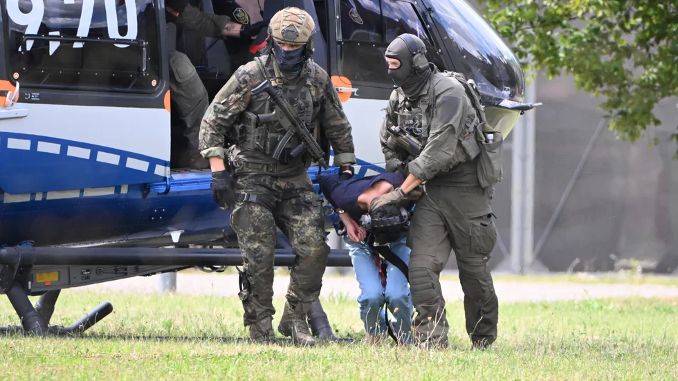 Den misstänkte gärningsmannen i knivattacken i tyska Solingen förs ut från en helikopter av poliser med förstärkningsvapen.